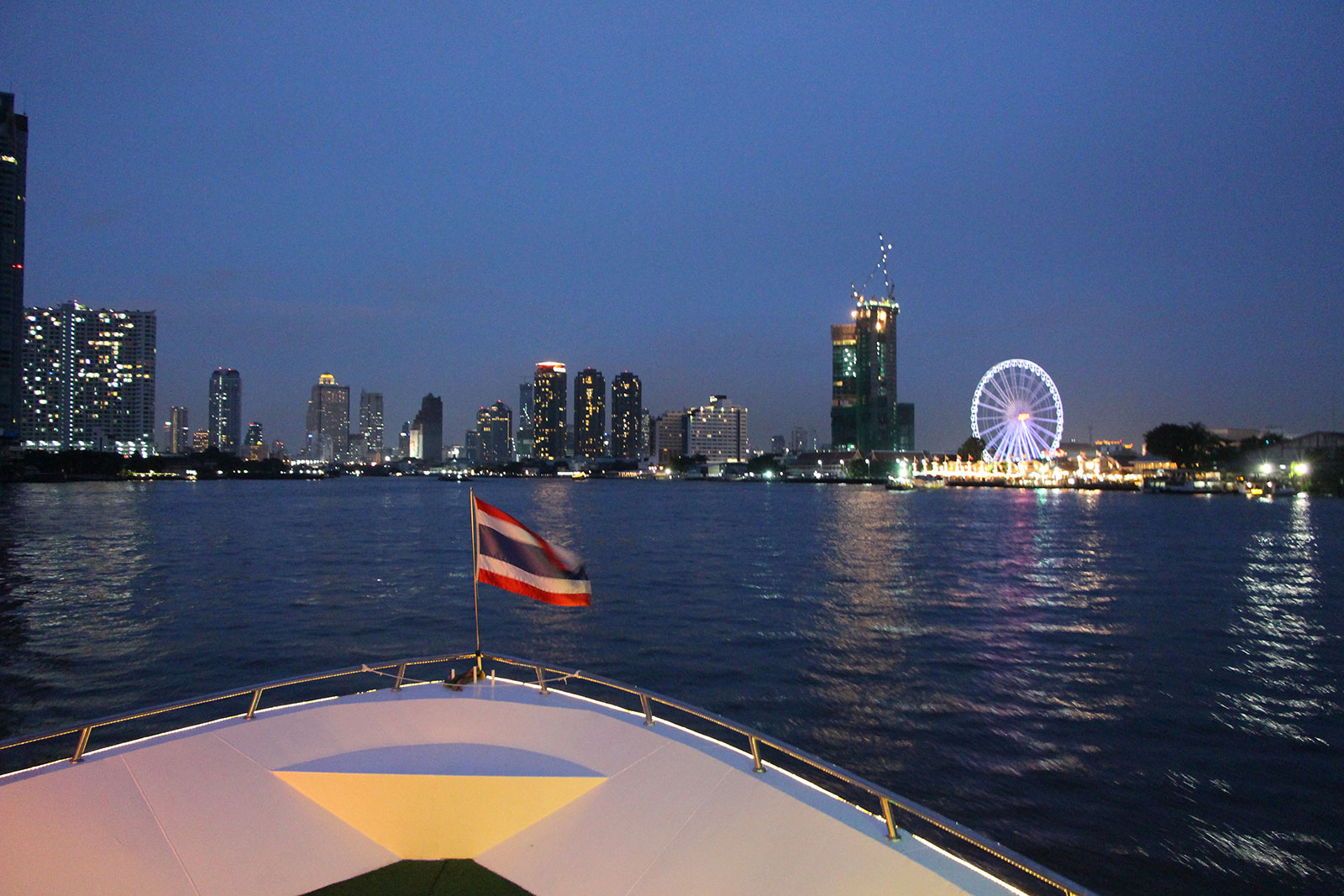chaophraya cruise dinner bangkok