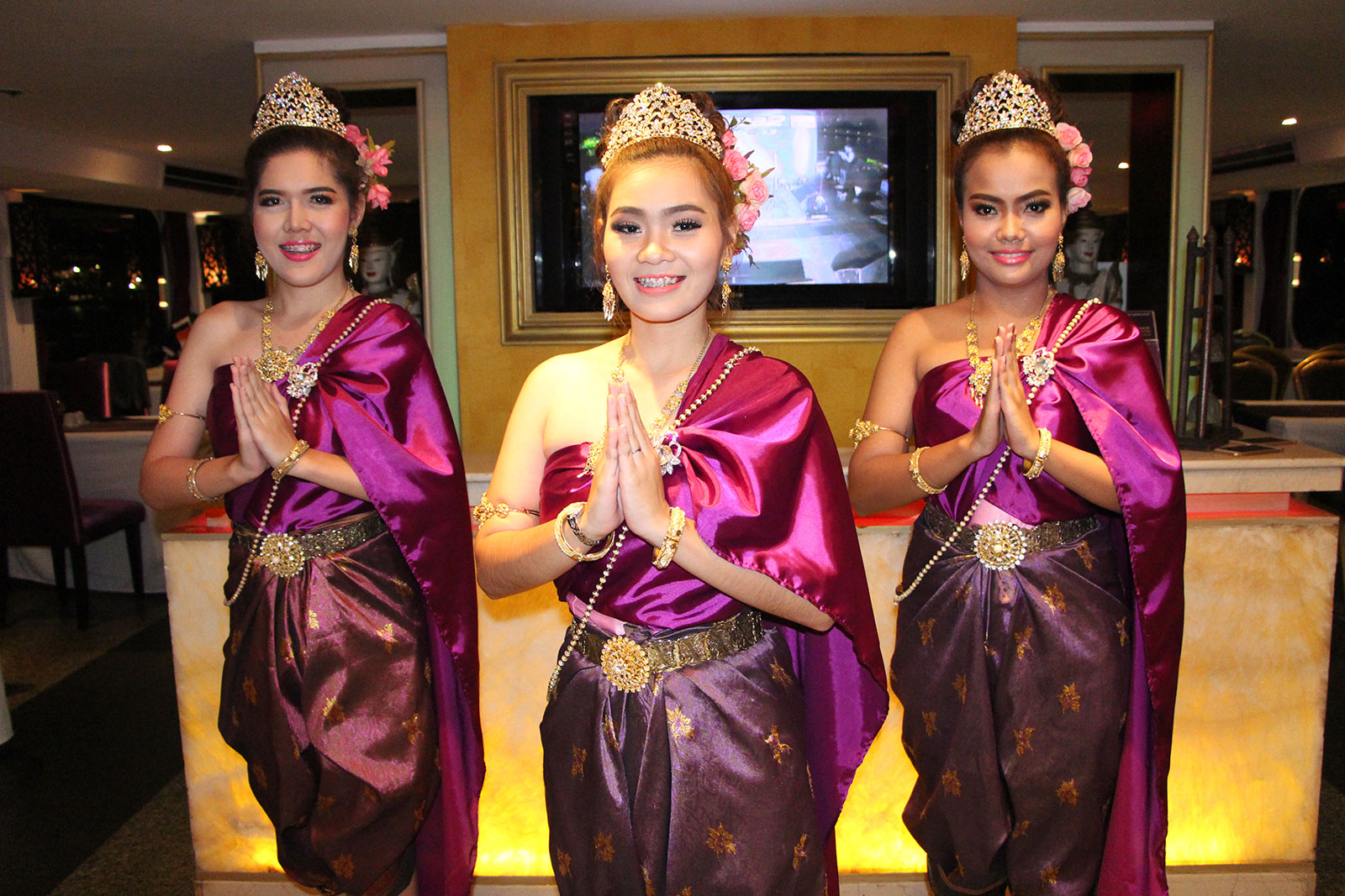 chaophraya cruise dinner bangkok