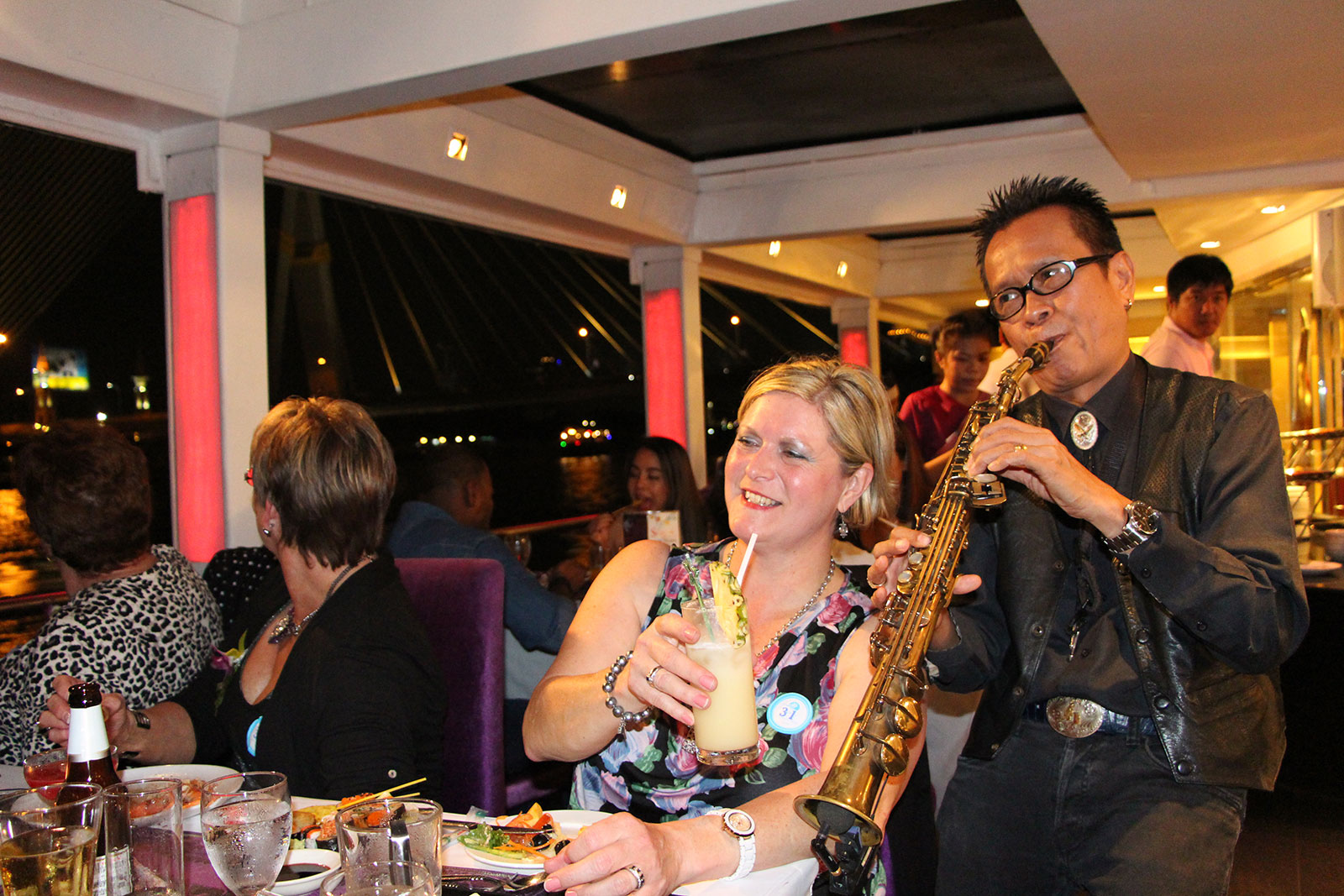 chaophraya cruise dinner bangkok