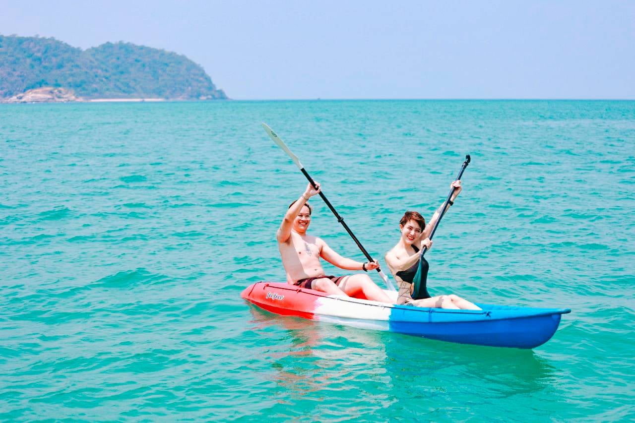 catamaran yacht cruising
