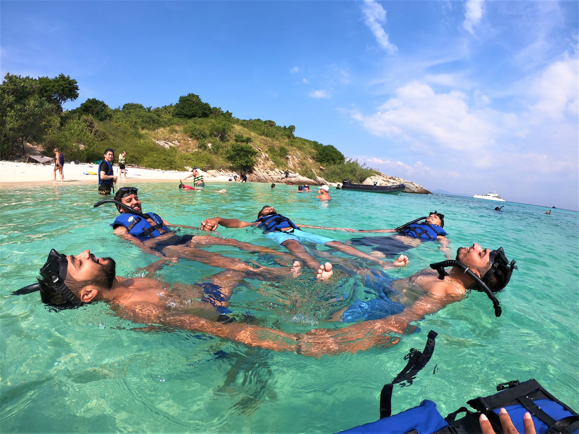 catamaran yacht cruising
