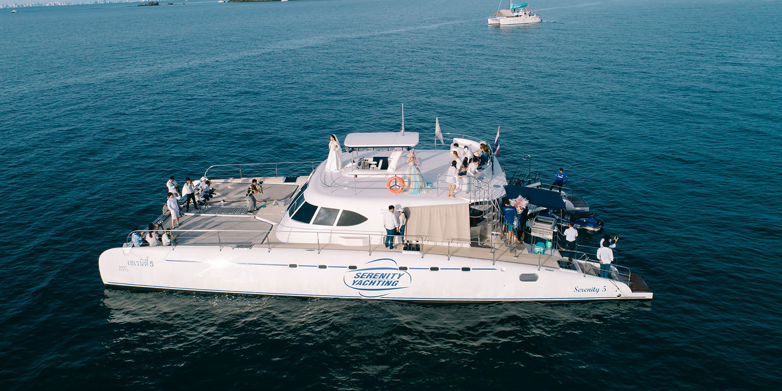 catamaran yacht cruising