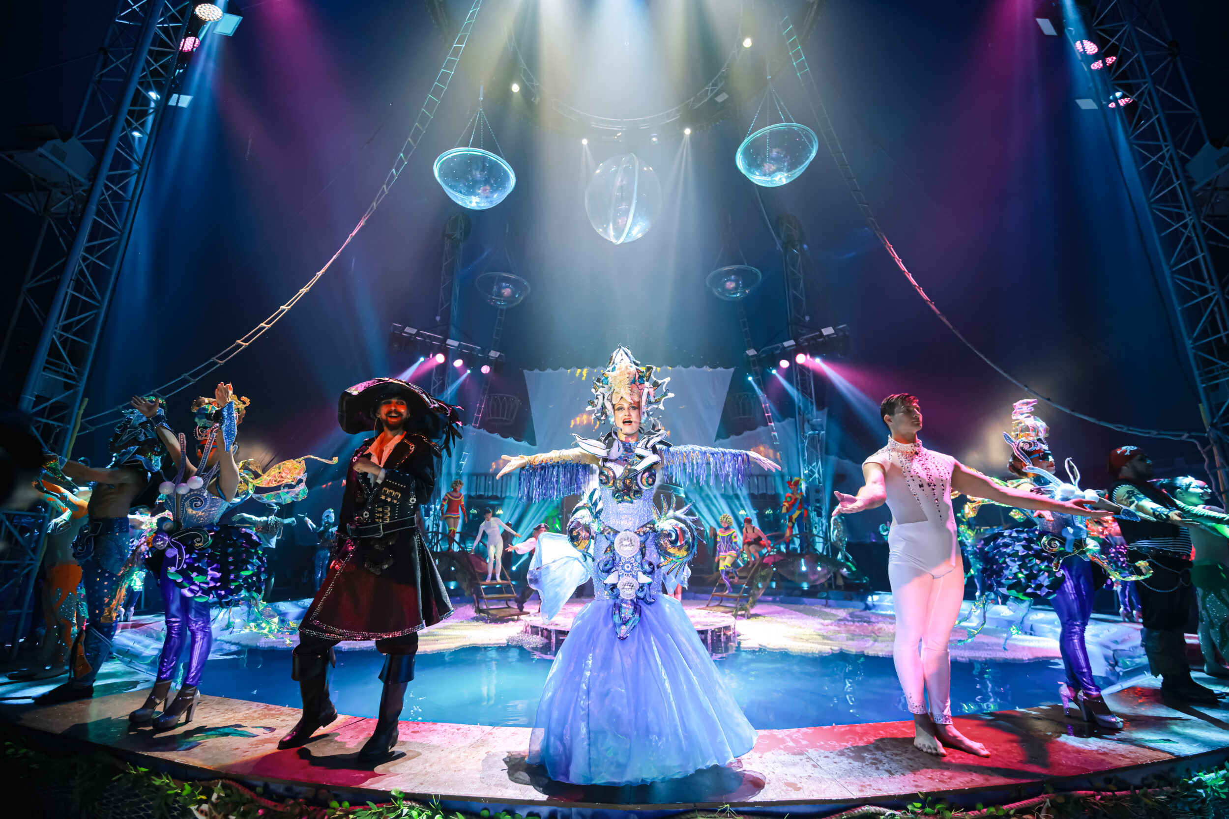 Aqua-Circus-Phuket-World-Class-Acrobatic-and-Water-Show