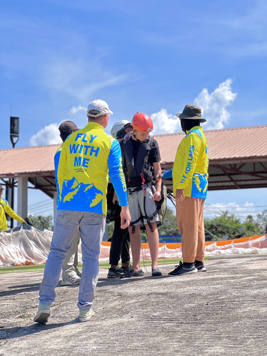 Skybound-Tandem-Paragliding-Over-Koh-Larn-Scenery-in-Pattaya
