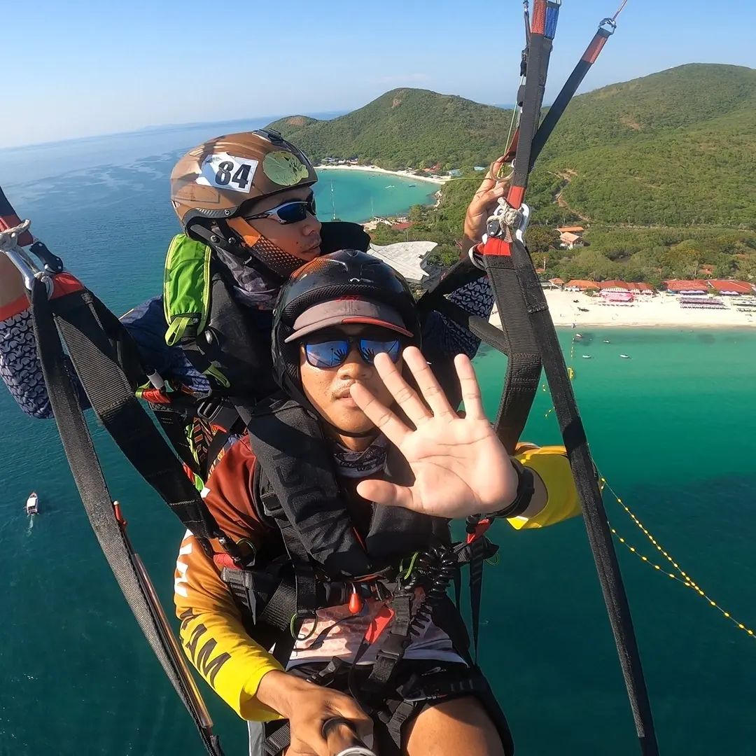 Skybound-Tandem-Paragliding-Over-Koh-Larn-Scenery-in-Pattaya