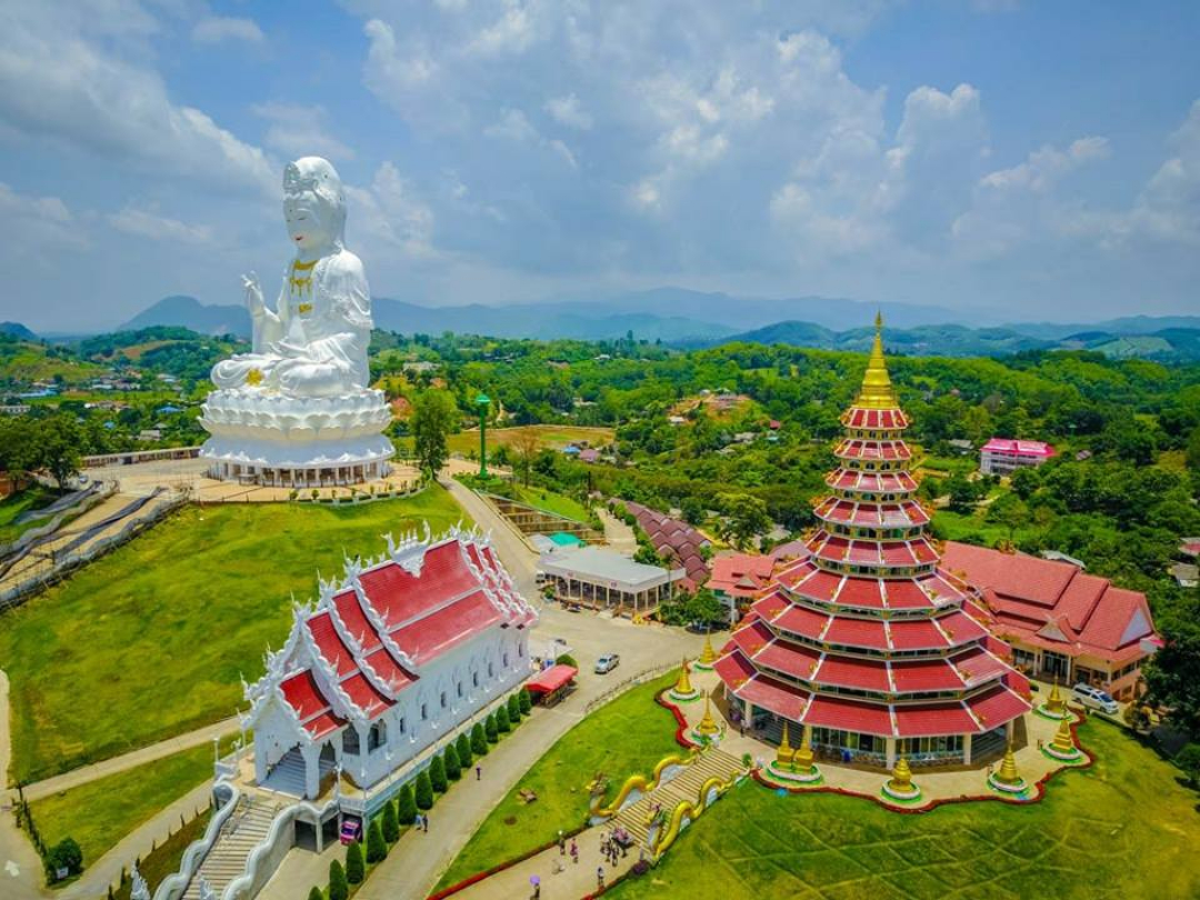 Wat Huay Pla Kang (Red Temple)