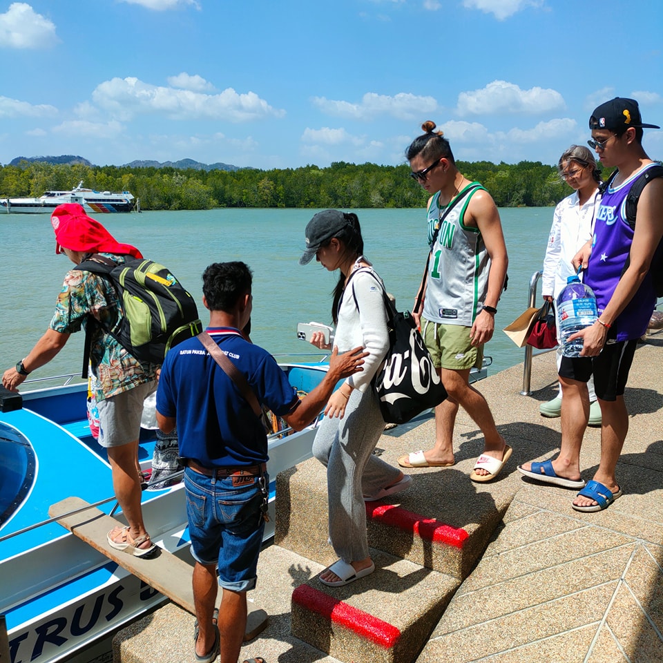 Koh Lipe to Hatyai transfer speedboat van