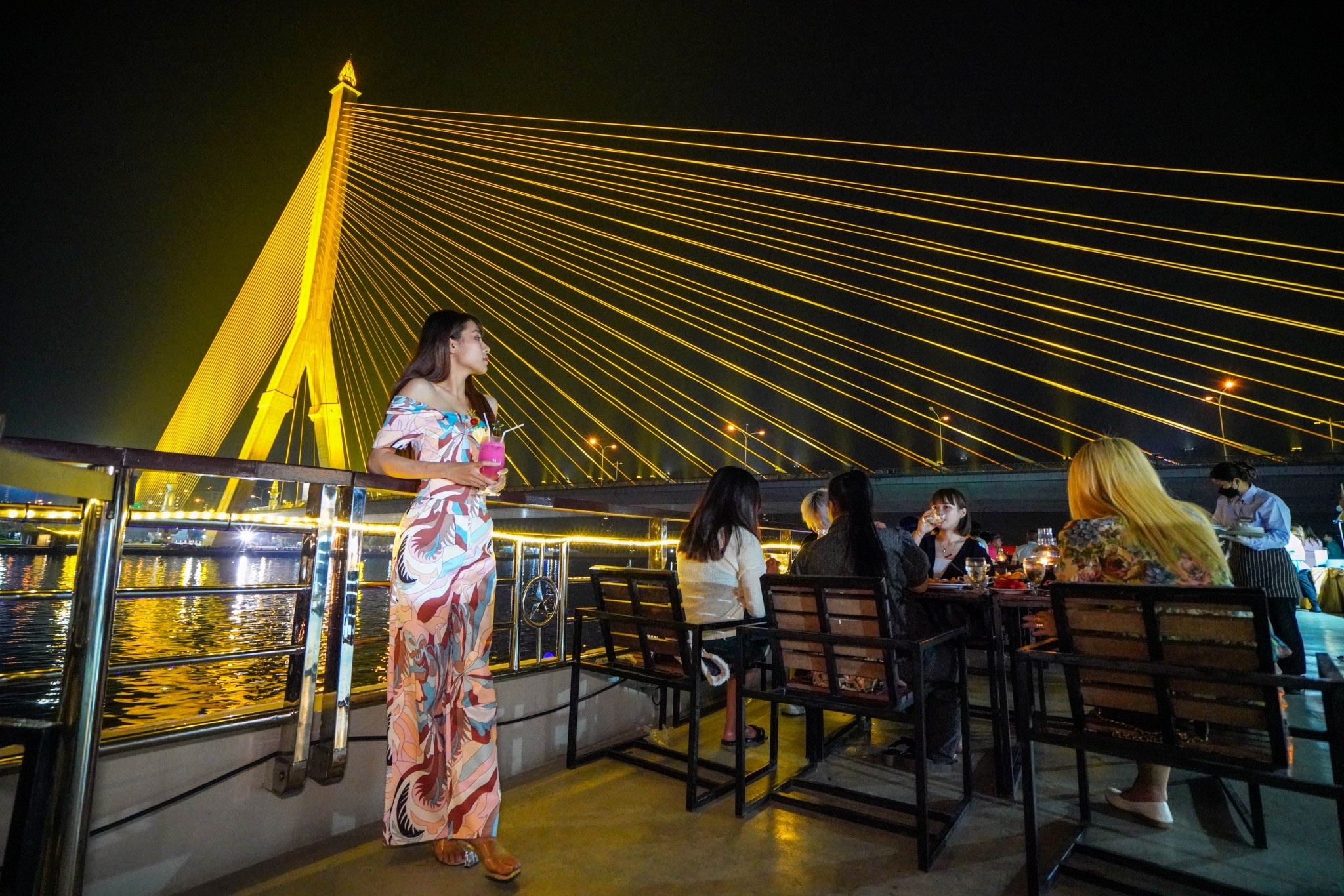 Luxury White Dinner Cruise Bangkok