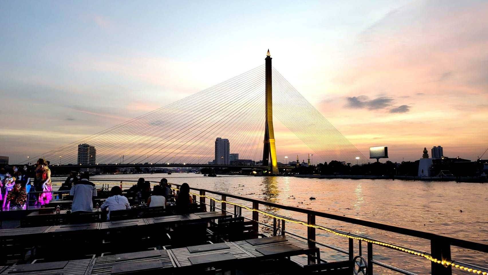 Luxury White Dinner Cruise Bangkok