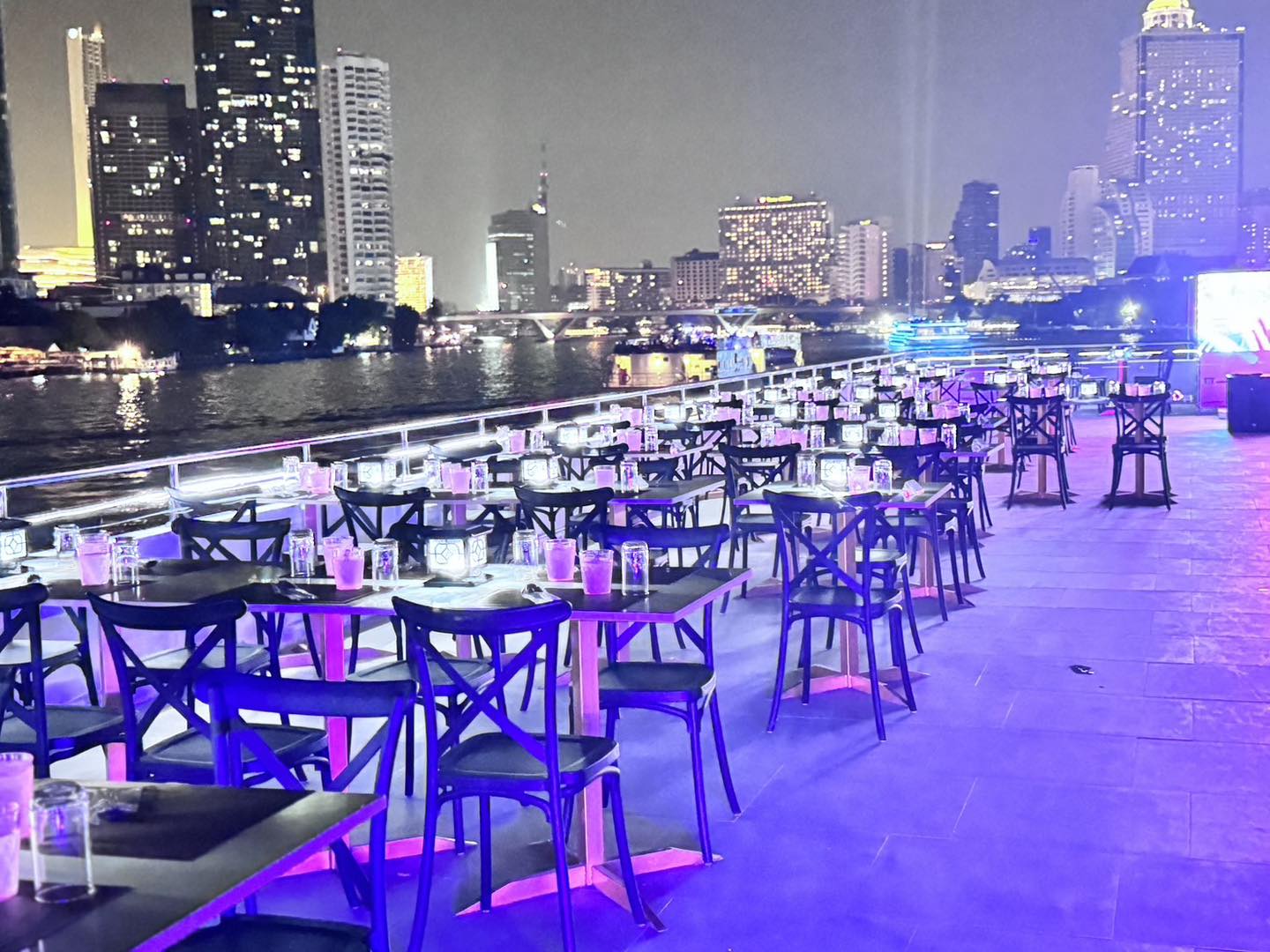 Luxury White Dinner Cruise Bangkok
