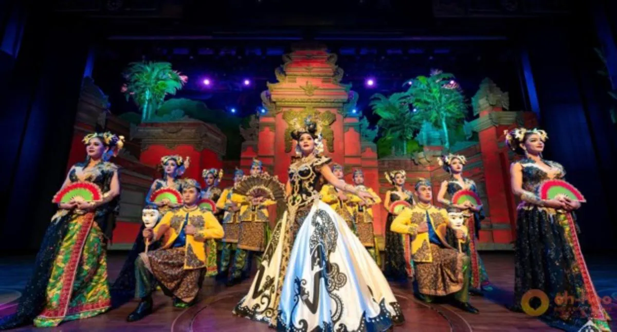 Internationally acclaimed Alcazar Cabaret Show with stunning costumes and lighting