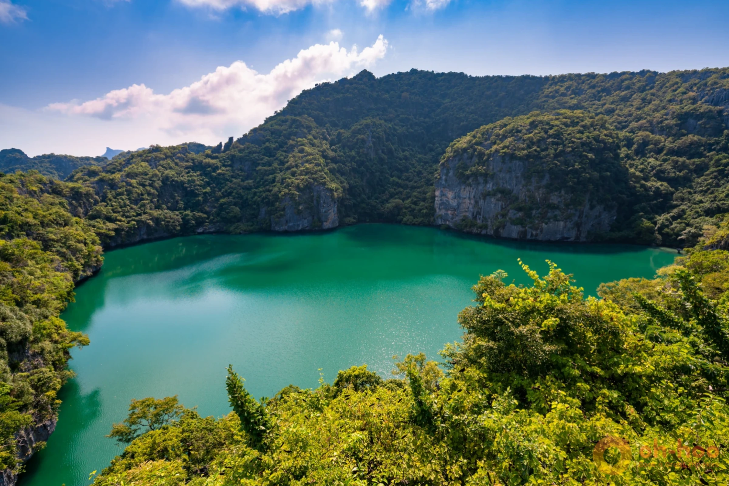 Emerald Lake (Talay Nai), a green saltwater lagoon ringed by limestone cliffs on Ko Mae Ko in Ang Thong National Marine Park