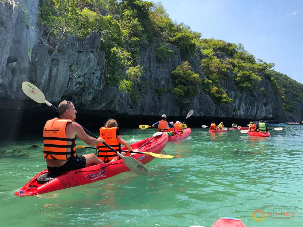 Travelers kayaking in clear turquoise water during a Koh Samui sea activity tour