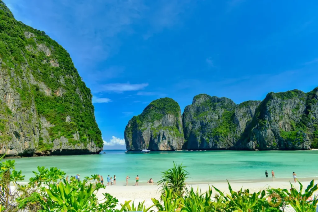 Phi Phi day trip from Koh Lanta with turquoise Maya Bay, white sand beach and towering limestone cliffs