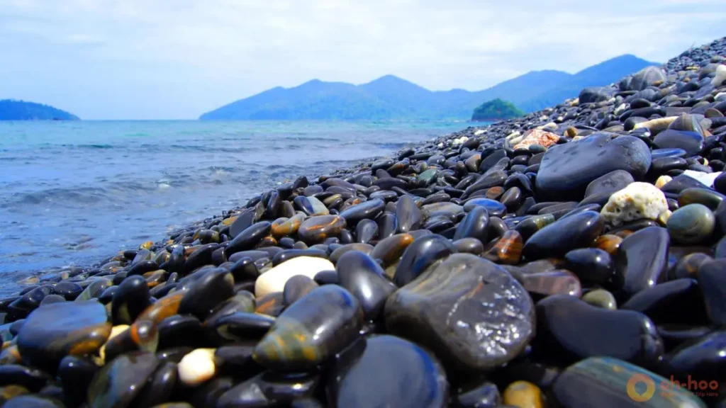 Ko Hin Ngam black stones on a Koh Lipe island-hopping route, with smooth dark rocks, clear sea and tropical island scenery