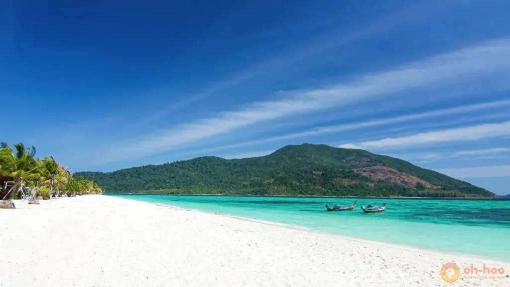 Koh Lipe Beach with soft white sand, calm turquoise water and longtail boats, ideal for a relaxing family trip
