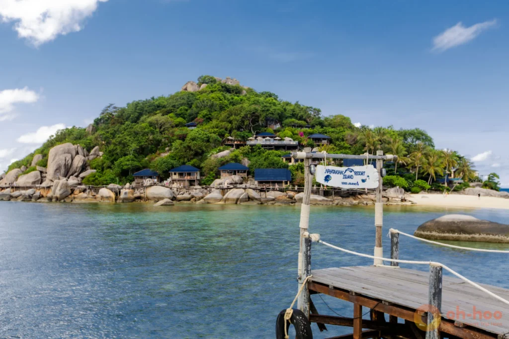 The peaceful morning atmosphere and the pier at Shark Bay, Koh Tao.